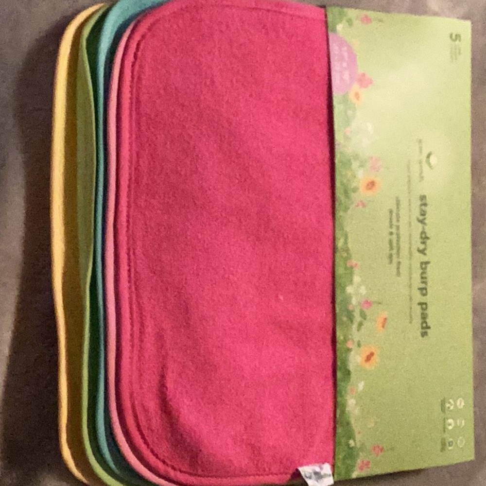 Green sprouts stay dry burp pads new 5 pk  different color 17’ x 10’ new package
